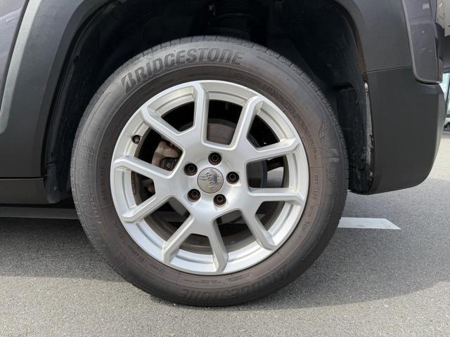 ジープ・レネゲード リミテッド　認定中古車保証付　整備付　レザーシート　シートヒーター　テアリングヒーター　パワーシート　ＡＣＣ搭載　８．４インチナビ　バックカメラ　ＥＴＣ２．０　純正１７インチＡＷ　フルセグ　ＬＥＤヘッドライト（12枚目）