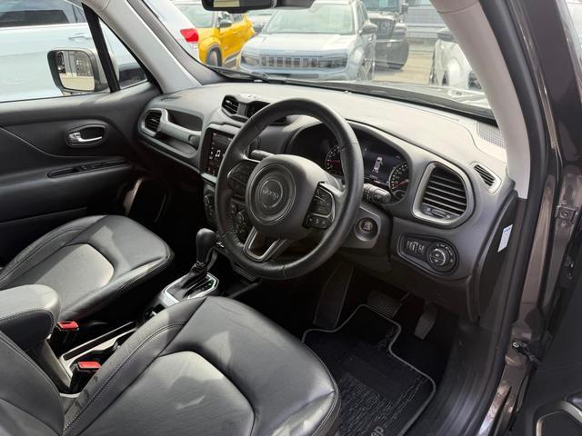 ジープ・レネゲード リミテッド　認定中古車保証付　整備付　レザーシート　シートヒーター　テアリングヒーター　パワーシート　ＡＣＣ搭載　８．４インチナビ　バックカメラ　ＥＴＣ２．０　純正１７インチＡＷ　フルセグ　ＬＥＤヘッドライト（15枚目）