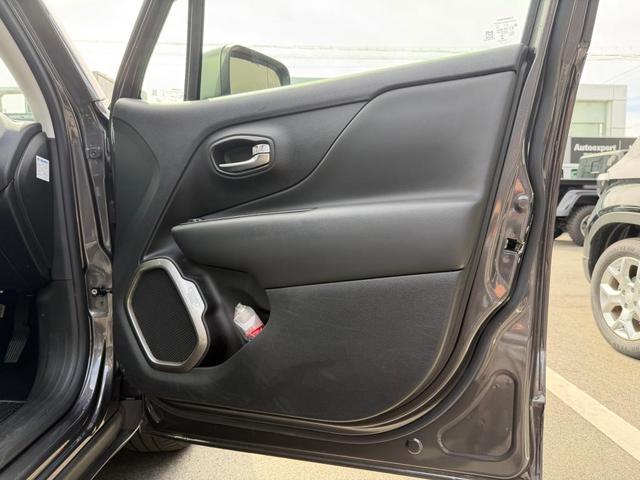 ジープ・レネゲード リミテッド　認定中古車保証付　整備付　レザーシート　シートヒーター　テアリングヒーター　パワーシート　ＡＣＣ搭載　８．４インチナビ　バックカメラ　ＥＴＣ２．０　純正１７インチＡＷ　フルセグ　ＬＥＤヘッドライト（17枚目）