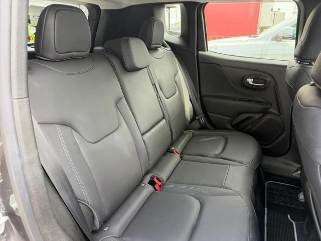 ジープ・レネゲード リミテッド　認定中古車保証付　整備付　レザーシート　シートヒーター　テアリングヒーター　パワーシート　ＡＣＣ搭載　８．４インチナビ　バックカメラ　ＥＴＣ２．０　純正１７インチＡＷ　フルセグ　ＬＥＤヘッドライト（19枚目）