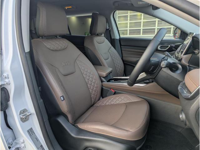 �t�����g�V�[�g�͂W�E�F�C�̃p���[�V�[�g�ƂȂ��Ă���A�^�]�ȑ��ɂ͂Q�p�^�[���̃V�[�g�������[�@�\�𓋍ڂ��Ă���܂��B