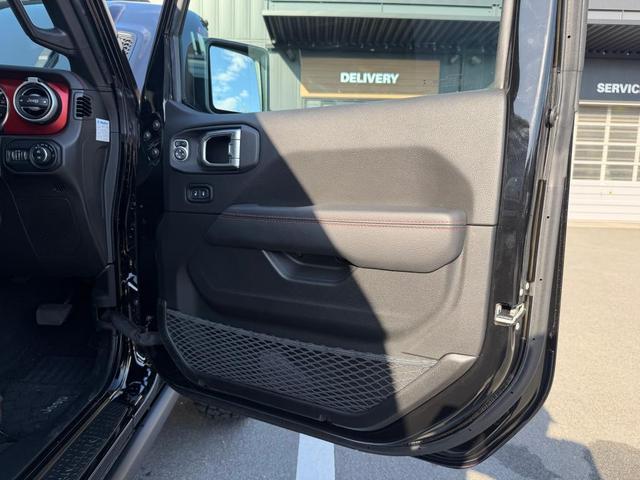 �^�]�ȑ��̃h�A�p�l���ɂȂ�܂��B