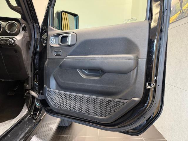 �^�]�ȑ��̃h�A�p�l���ƂȂ�܂��B