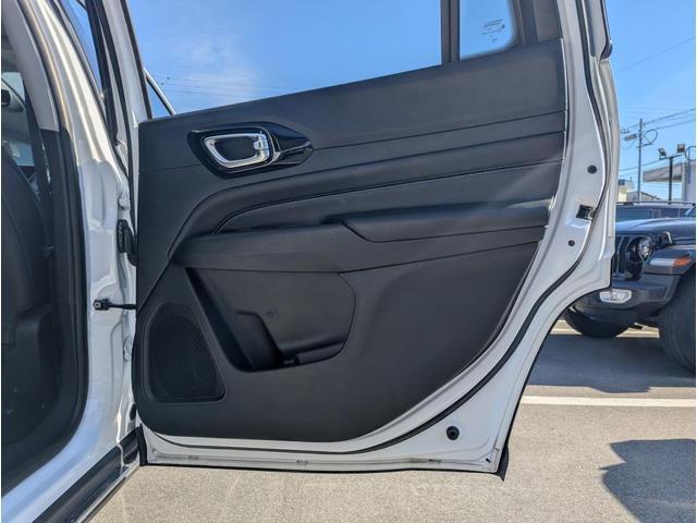 �E�㕔���ȃh�A�p�l���ɂȂ�܂��B