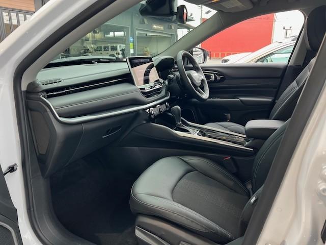 ジープ・コマンダー ロンジチュード　新車保証継承　整備付き　限定車　純正１０．１インチナビ　ＡｐｐｌｅＣａｒＰｌａｙ　Ａｎｄｒｏｉｄａｕｔｏ　　ＬＥＤヘッドライト　バックモニター　ハーフレザー　２ＷＤ　アダクティブクルーズコントロール（21枚目）