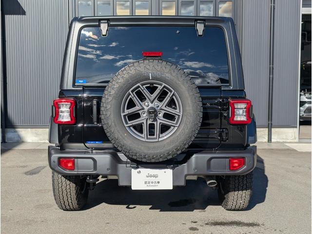 �w�ʂɂ̓W�[�v�̃��S����̃X�y�A�^�C���I