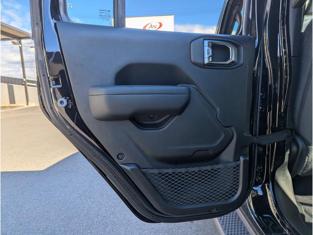 �㕔���Ȃ̑��̃X�C�b�`���㕔���Ȓ������ɑ������Ă���܂��B