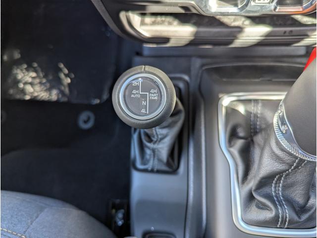 �V�t�g���o�[�ƂS�v�c�̐؂�ւ����o�[�ɂȂ�܂��B