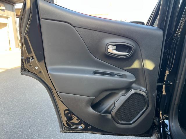 ジープ・レネゲード リミテッド　新車保証付き　整備付き　弊社代車使用　ワンオーナー　ＬＥＤヘッドライト　シートヒーター　ステアリングヒート　パワーシート　純正１７インチアルホイール（26枚目）