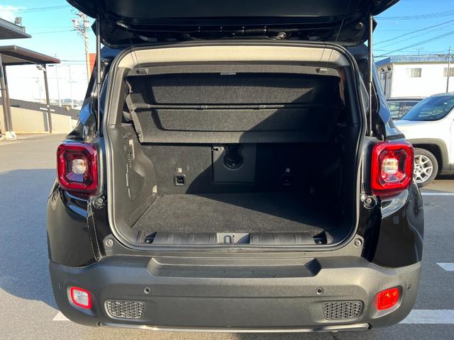 ジープ・レネゲード リミテッド　新車保証付き　整備付き　弊社代車使用　ワンオーナー　ＬＥＤヘッドライト　シートヒーター　ステアリングヒート　パワーシート　純正１７インチアルホイール（27枚目）