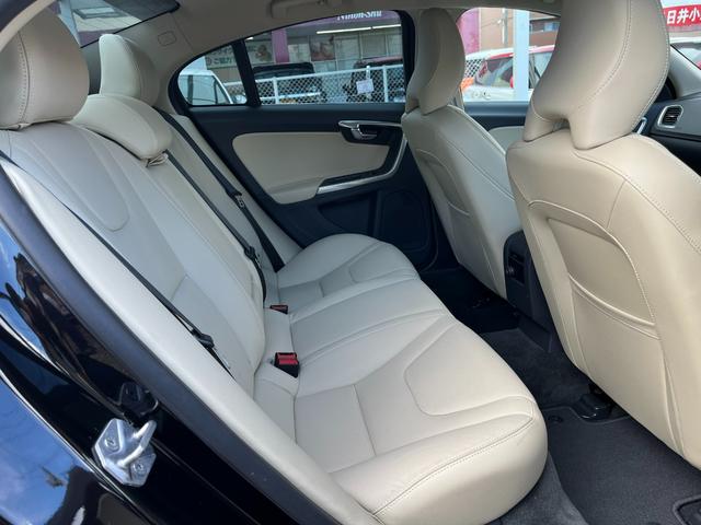 Ｓ６０ Ｔ５　ＳＥ　半年保証付　アイシン８速オートマ　ワンオーナー　純正ナビ　バックカメラ　地デジ　ベージュ本革シート　純正１８インチアルミ　Ｂｌｕｅｔｏｏｔｈ機能　スマートキー　スペアキー　ＥＴＣ　シートヒーター（14枚目）