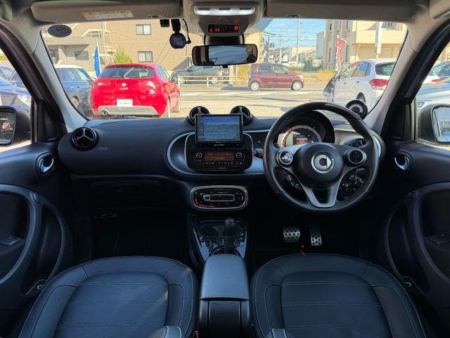 スマートフォーフォー ターボ 半年保証付 禁煙車 レザーシート ガラスルーフ ナビ 地デジ バックモニター キーレス 純正16インチアルミ シートヒーター 衝突軽減システム アイドリングストップ ドライブレコーダー ETC(3枚目)