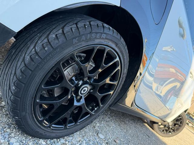 スマートフォーフォー ターボ 半年保証付 禁煙車 レザーシート ガラスルーフ ナビ 地デジ バックモニター キーレス 純正16インチアルミ シートヒーター 衝突軽減システム アイドリングストップ ドライブレコーダー ETC(4枚目)