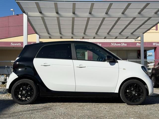 スマートフォーフォー ターボ 半年保証付 禁煙車 レザーシート ガラスルーフ ナビ 地デジ バックモニター キーレス 純正16インチアルミ シートヒーター 衝突軽減システム アイドリングストップ ドライブレコーダー ETC(7枚目)