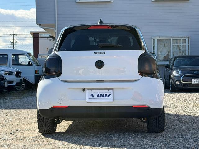 スマートフォーフォー ターボ 半年保証付 禁煙車 レザーシート ガラスルーフ ナビ 地デジ バックモニター キーレス 純正16インチアルミ シートヒーター 衝突軽減システム アイドリングストップ ドライブレコーダー ETC(9枚目)