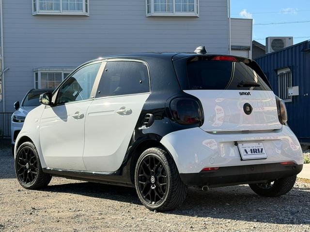 スマートフォーフォー ターボ 半年保証付 禁煙車 レザーシート ガラスルーフ ナビ 地デジ バックモニター キーレス 純正16インチアルミ シートヒーター 衝突軽減システム アイドリングストップ ドライブレコーダー ETC(10枚目)