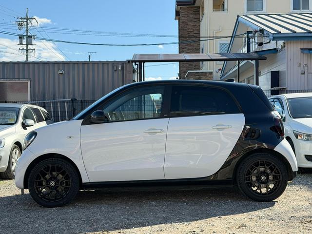 スマートフォーフォー ターボ 半年保証付 禁煙車 レザーシート ガラスルーフ ナビ 地デジ バックモニター キーレス 純正16インチアルミ シートヒーター 衝突軽減システム アイドリングストップ ドライブレコーダー ETC(11枚目)