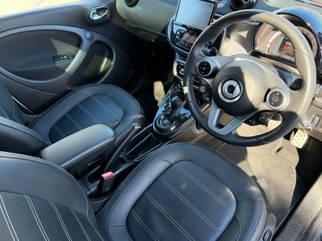 スマートフォーフォー ターボ 半年保証付 禁煙車 レザーシート ガラスルーフ ナビ 地デジ バックモニター キーレス 純正16インチアルミ シートヒーター 衝突軽減システム アイドリングストップ ドライブレコーダー ETC(12枚目)