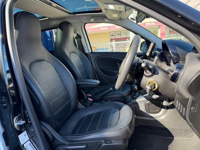 スマートフォーフォー ターボ 半年保証付 禁煙車 レザーシート ガラスルーフ ナビ 地デジ バックモニター キーレス 純正16インチアルミ シートヒーター 衝突軽減システム アイドリングストップ ドライブレコーダー ETC(13枚目)