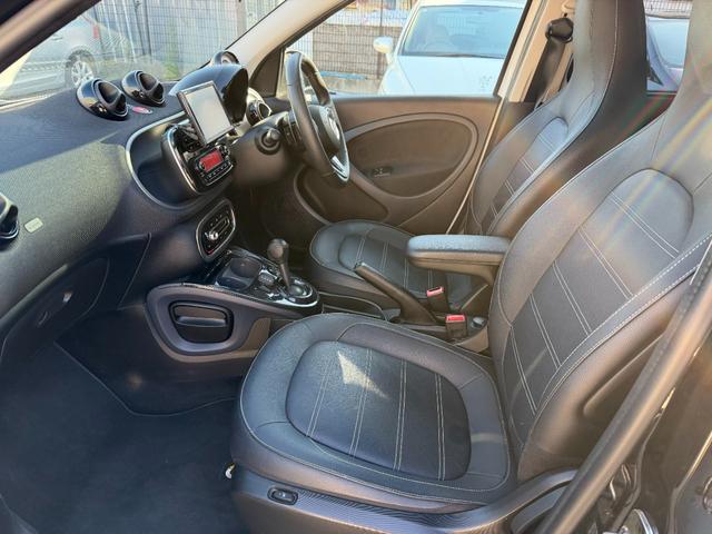 スマートフォーフォー ターボ 半年保証付 禁煙車 レザーシート ガラスルーフ ナビ 地デジ バックモニター キーレス 純正16インチアルミ シートヒーター 衝突軽減システム アイドリングストップ ドライブレコーダー ETC(25枚目)