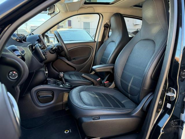 スマートフォーフォー ターボ 半年保証付 禁煙車 レザーシート ガラスルーフ ナビ 地デジ バックモニター キーレス 純正16インチアルミ シートヒーター 衝突軽減システム アイドリングストップ ドライブレコーダー ETC(26枚目)