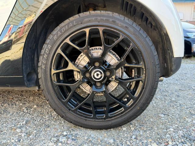 スマートフォーフォー ターボ 半年保証付 禁煙車 レザーシート ガラスルーフ ナビ 地デジ バックモニター キーレス 純正16インチアルミ シートヒーター 衝突軽減システム アイドリングストップ ドライブレコーダー ETC(51枚目)