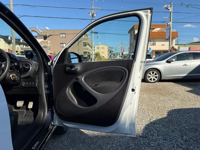 スマートフォーフォー ターボ 半年保証付 禁煙車 レザーシート ガラスルーフ ナビ 地デジ バックモニター キーレス 純正16インチアルミ シートヒーター 衝突軽減システム アイドリングストップ ドライブレコーダー ETC(53枚目)