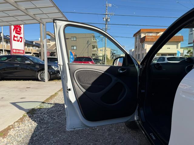 スマートフォーフォー ターボ 半年保証付 禁煙車 レザーシート ガラスルーフ ナビ 地デジ バックモニター キーレス 純正16インチアルミ シートヒーター 衝突軽減システム アイドリングストップ ドライブレコーダー ETC(55枚目)