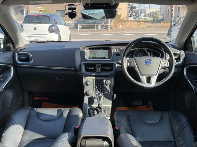 Ｖ４０ Ｄ４　ＳＥ　半年保証付　アイシン８速オートマ　ナビ　地デジ　バックカメラ　スマートキー　黒革シート　パワーシート　Ｂｌｕｅｔｏｏｔｈ機能　純正１７インチアルミ　衝突軽減システム　アダプティブクルーズコントロール（3枚目）