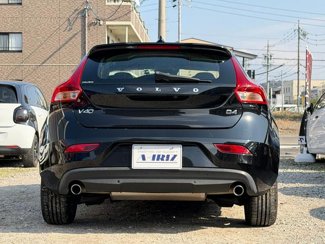 Ｖ４０ Ｄ４　ＳＥ　半年保証付　アイシン８速オートマ　ナビ　地デジ　バックカメラ　スマートキー　黒革シート　パワーシート　Ｂｌｕｅｔｏｏｔｈ機能　純正１７インチアルミ　衝突軽減システム　アダプティブクルーズコントロール（9枚目）