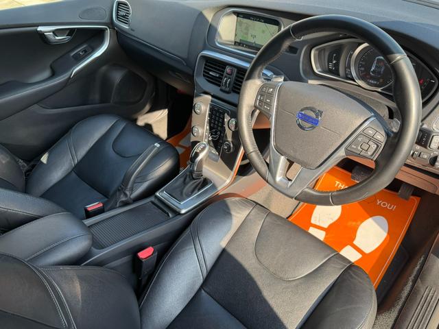 Ｖ４０ Ｄ４　ＳＥ　半年保証付　アイシン８速オートマ　ナビ　地デジ　バックカメラ　スマートキー　黒革シート　パワーシート　Ｂｌｕｅｔｏｏｔｈ機能　純正１７インチアルミ　衝突軽減システム　アダプティブクルーズコントロール（12枚目）