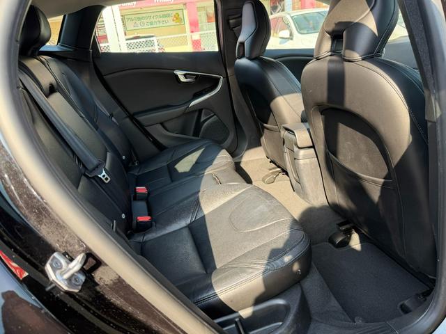 Ｖ４０ Ｄ４　ＳＥ　半年保証付　アイシン８速オートマ　ナビ　地デジ　バックカメラ　スマートキー　黒革シート　パワーシート　Ｂｌｕｅｔｏｏｔｈ機能　純正１７インチアルミ　衝突軽減システム　アダプティブクルーズコントロール（14枚目）