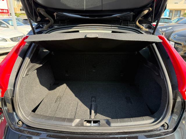 Ｖ４０ Ｄ４　ＳＥ　半年保証付　アイシン８速オートマ　ナビ　地デジ　バックカメラ　スマートキー　黒革シート　パワーシート　Ｂｌｕｅｔｏｏｔｈ機能　純正１７インチアルミ　衝突軽減システム　アダプティブクルーズコントロール（16枚目）