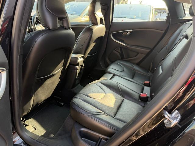 Ｖ４０ Ｄ４　ＳＥ　半年保証付　アイシン８速オートマ　ナビ　地デジ　バックカメラ　スマートキー　黒革シート　パワーシート　Ｂｌｕｅｔｏｏｔｈ機能　純正１７インチアルミ　衝突軽減システム　アダプティブクルーズコントロール（27枚目）