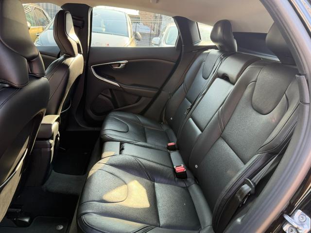 Ｖ４０ Ｄ４　ＳＥ　半年保証付　アイシン８速オートマ　ナビ　地デジ　バックカメラ　スマートキー　黒革シート　パワーシート　Ｂｌｕｅｔｏｏｔｈ機能　純正１７インチアルミ　衝突軽減システム　アダプティブクルーズコントロール（28枚目）