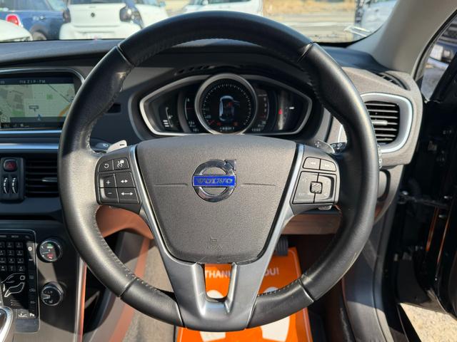 Ｖ４０ Ｄ４　ＳＥ　半年保証付　アイシン８速オートマ　ナビ　地デジ　バックカメラ　スマートキー　黒革シート　パワーシート　Ｂｌｕｅｔｏｏｔｈ機能　純正１７インチアルミ　衝突軽減システム　アダプティブクルーズコントロール（30枚目）