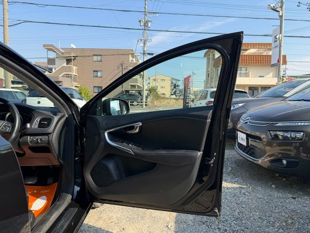 Ｖ４０ Ｄ４　ＳＥ　半年保証付　アイシン８速オートマ　ナビ　地デジ　バックカメラ　スマートキー　黒革シート　パワーシート　Ｂｌｕｅｔｏｏｔｈ機能　純正１７インチアルミ　衝突軽減システム　アダプティブクルーズコントロール（52枚目）