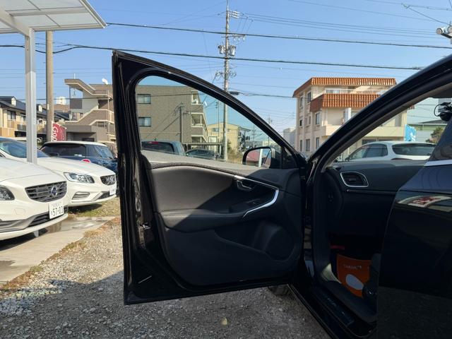 Ｖ４０ Ｄ４　ＳＥ　半年保証付　アイシン８速オートマ　ナビ　地デジ　バックカメラ　スマートキー　黒革シート　パワーシート　Ｂｌｕｅｔｏｏｔｈ機能　純正１７インチアルミ　衝突軽減システム　アダプティブクルーズコントロール（54枚目）