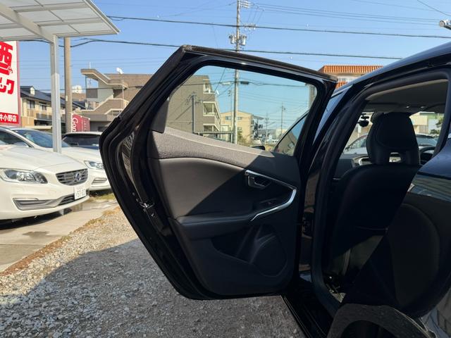 Ｖ４０ Ｄ４　ＳＥ　半年保証付　アイシン８速オートマ　ナビ　地デジ　バックカメラ　スマートキー　黒革シート　パワーシート　Ｂｌｕｅｔｏｏｔｈ機能　純正１７インチアルミ　衝突軽減システム　アダプティブクルーズコントロール（55枚目）