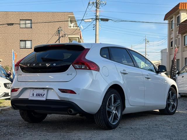 Ｖ４０ Ｄ４　モメンタム　半年保証付　アイシン８速オートマ　ナビ　バックカメラ　地デジ　衝突軽減システム　アダプティブクルーズコントロール　運転席パワーシート　純正１７インチアルミ　ＥＴＣ　スマートキー　前後ドライブレコーダー（8枚目）