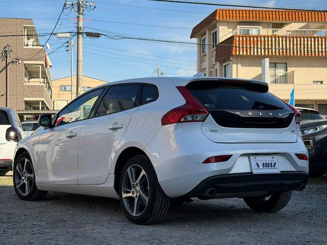 Ｖ４０ Ｄ４　モメンタム　半年保証付　アイシン８速オートマ　ナビ　バックカメラ　地デジ　衝突軽減システム　アダプティブクルーズコントロール　運転席パワーシート　純正１７インチアルミ　ＥＴＣ　スマートキー　前後ドライブレコーダー（10枚目）