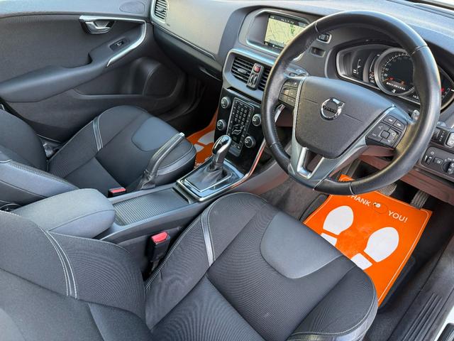 Ｖ４０ Ｄ４　モメンタム　半年保証付　アイシン８速オートマ　ナビ　バックカメラ　地デジ　衝突軽減システム　アダプティブクルーズコントロール　運転席パワーシート　純正１７インチアルミ　ＥＴＣ　スマートキー　前後ドライブレコーダー（12枚目）