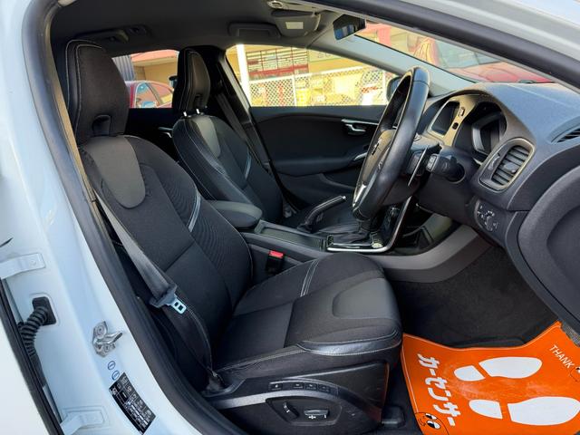 Ｖ４０ Ｄ４　モメンタム　半年保証付　アイシン８速オートマ　ナビ　バックカメラ　地デジ　衝突軽減システム　アダプティブクルーズコントロール　運転席パワーシート　純正１７インチアルミ　ＥＴＣ　スマートキー　前後ドライブレコーダー（13枚目）