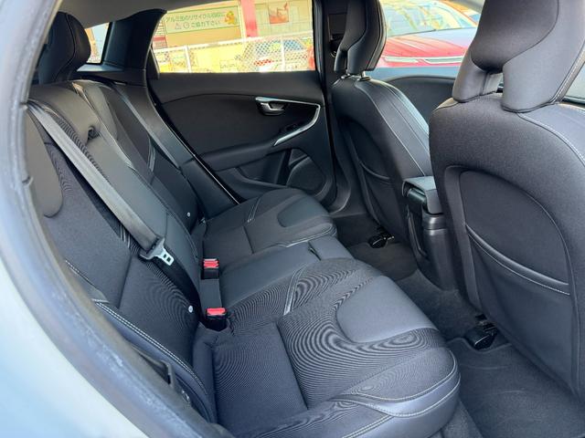 Ｖ４０ Ｄ４　モメンタム　半年保証付　アイシン８速オートマ　ナビ　バックカメラ　地デジ　衝突軽減システム　アダプティブクルーズコントロール　運転席パワーシート　純正１７インチアルミ　ＥＴＣ　スマートキー　前後ドライブレコーダー（14枚目）