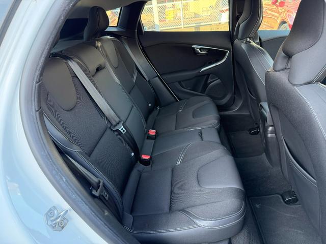 Ｖ４０ Ｄ４　モメンタム　半年保証付　アイシン８速オートマ　ナビ　バックカメラ　地デジ　衝突軽減システム　アダプティブクルーズコントロール　運転席パワーシート　純正１７インチアルミ　ＥＴＣ　スマートキー　前後ドライブレコーダー（15枚目）