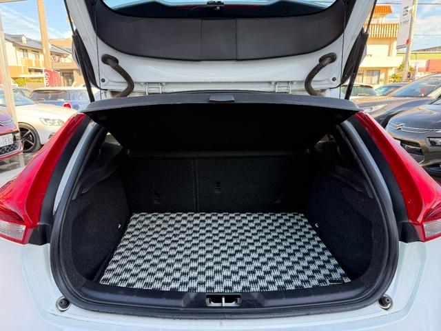 Ｖ４０ Ｄ４　モメンタム　半年保証付　アイシン８速オートマ　ナビ　バックカメラ　地デジ　衝突軽減システム　アダプティブクルーズコントロール　運転席パワーシート　純正１７インチアルミ　ＥＴＣ　スマートキー　前後ドライブレコーダー（16枚目）