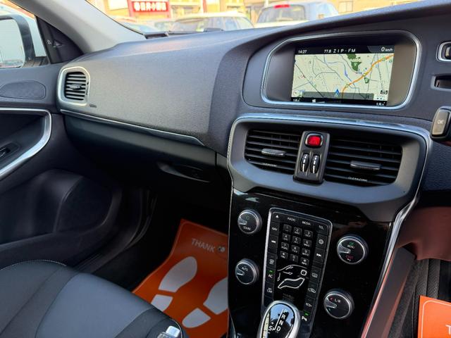 Ｖ４０ Ｄ４　モメンタム　半年保証付　アイシン８速オートマ　ナビ　バックカメラ　地デジ　衝突軽減システム　アダプティブクルーズコントロール　運転席パワーシート　純正１７インチアルミ　ＥＴＣ　スマートキー　前後ドライブレコーダー（17枚目）