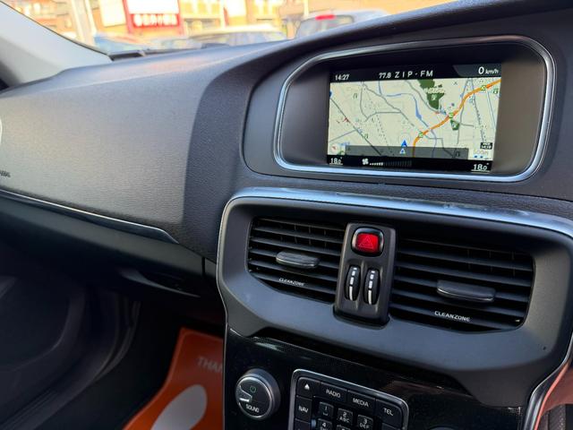 Ｖ４０ Ｄ４　モメンタム　半年保証付　アイシン８速オートマ　ナビ　バックカメラ　地デジ　衝突軽減システム　アダプティブクルーズコントロール　運転席パワーシート　純正１７インチアルミ　ＥＴＣ　スマートキー　前後ドライブレコーダー（18枚目）