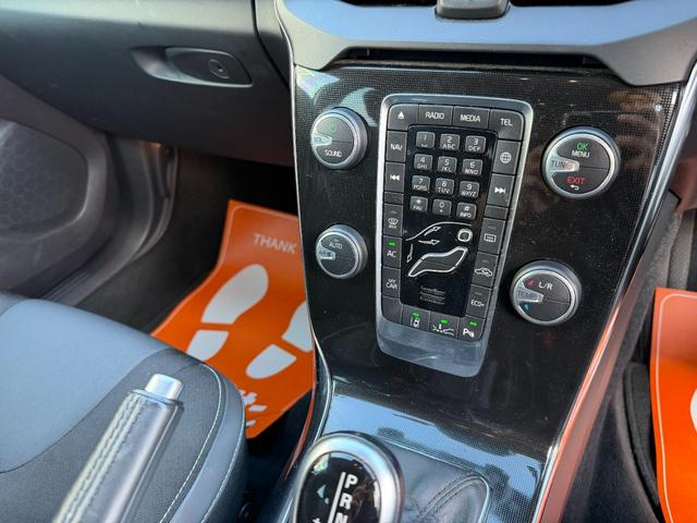 Ｖ４０ Ｄ４　モメンタム　半年保証付　アイシン８速オートマ　ナビ　バックカメラ　地デジ　衝突軽減システム　アダプティブクルーズコントロール　運転席パワーシート　純正１７インチアルミ　ＥＴＣ　スマートキー　前後ドライブレコーダー（20枚目）