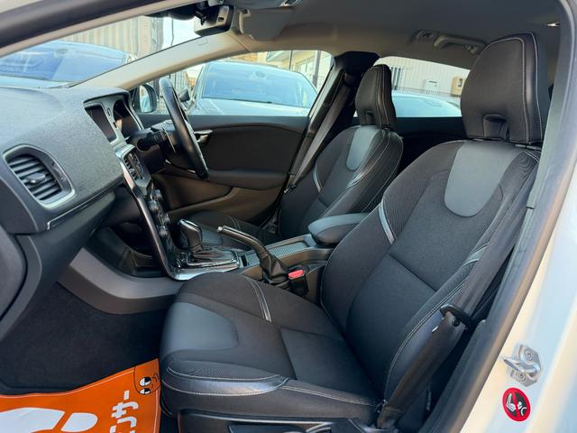 Ｖ４０ Ｄ４　モメンタム　半年保証付　アイシン８速オートマ　ナビ　バックカメラ　地デジ　衝突軽減システム　アダプティブクルーズコントロール　運転席パワーシート　純正１７インチアルミ　ＥＴＣ　スマートキー　前後ドライブレコーダー（25枚目）